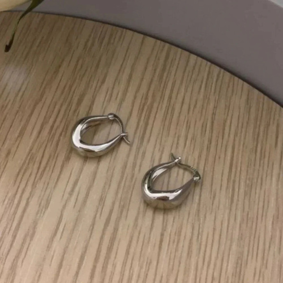 Minimalist Hoop Huggie Earrings Silver or Gold - Picture 4 of 7